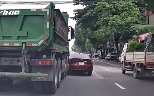 Cú chuyển làn ẩu của xe tải khiến hai ô tô xoay ngang giữa đường