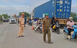 Tai nạn giao thông 15/7: Xe đầu kéo va chạm xe kéo lôi, 1 người tử vong