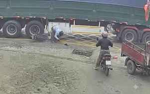Thót tim khoảnh khắc lái xe máy thoát chết hi hữu khi bị xe tải chèn qua