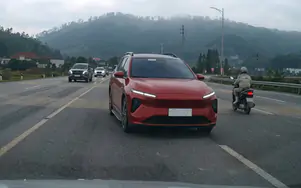 Ô tô đi ngược chiều lao thẳng xe đối diện, tài xế đánh lái né tai nạn trong gang tấc