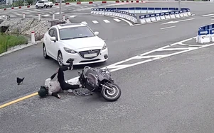 Quay đầu qua vạch xương cá, ô tô húc văng xe máy 