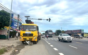 Tai nạn giao thông 11/8: Xe tải tông loạt xe máy đang dừng đèn đỏ, 3 người bị thương