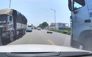 Tai nạn giao thông 12/8: Xe đầu kéo lấn làn tông xe máy khiến 2 người tử vong