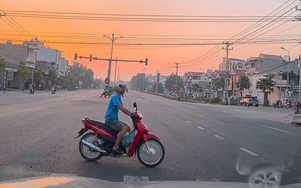 Bẻ lái tránh xe máy cắt ngang giao lộ, ô tô gây tai nạn cho xe phía sau