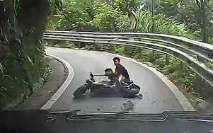 Thót tim xe điện chạy ngược chiều, trượt ngã ngay trước đầu ô tô
