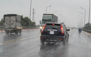 Né cú tạt đầu của xe con, xe tải suýt đâm thẳng vào container