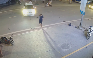 Phóng như bay, thanh niên cùng xe máy điện mài đường, lao thẳng ô tô đang quay đầu