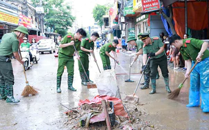 Lạng Sơn huy động công an, quân đội hỗ trợ người dân dọn dẹp vệ sinh sau lũ