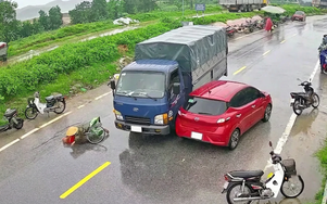 Sang đường bất chấp nguy hiểm, người phụ nữ bị xe tải húc ngã