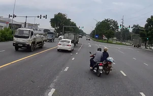 Nữ tài xế xe máy liều lĩnh cắt chéo 3 làn, tạt đầu, vượt đèn đỏ giữa phố