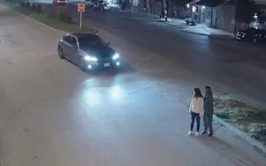 Ngang nhiên đi bộ giữa đường, 2 người bị ô tô húc văng
