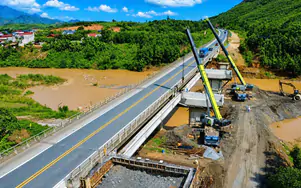 Đại công trường mở rộng cao tốc Nội Bài - Lào Cai sau 10 tháng thi công