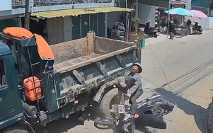 Thiếu quan sát khi qua ngã tư, xe máy va vào hông xe tải