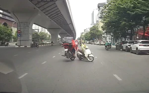 Shipper phóng nhanh gây tai nạn, xe máy lộn nhào giữa đường