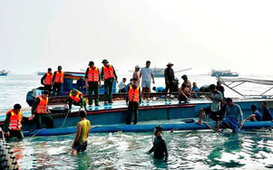 Tai nạn giao thông 15/9: Lật tàu cá gần đảo Phú Quý, một người mắc kẹt bên trong