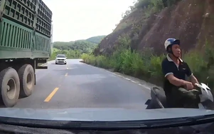 Xe máy vượt ẩu ở khúc cua, suýt đối đầu ô tô