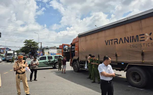 Tai nạn giao thông 8/9: Xe tải va chạm xe máy, 4 người thương vong