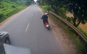 Bị xe máy tạt đầu, ô tô tăng tốc đuổi theo hơn 80 km/h