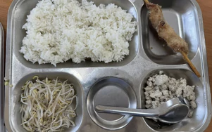 Hà Nội yêu cầu làm rõ phản ánh suất ăn bán trú ít thịt, nhiều giá đỗ