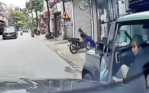 Cửa xe bất ngờ bật mở, ôtô phía sau lãnh cú va chạm