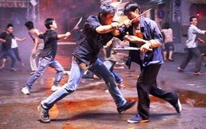 Video: Nhóm thanh niên xông vào quán ăn chém người tới tấp