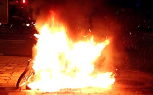 Video: Va chạm giao thông, nam thanh niên đốt luôn xe đối thủ