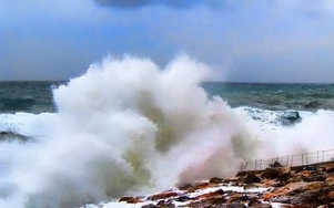 Video: Ban nhạc đang biểu diễn bị sóng thần "nuốt chửng" kinh hoàng