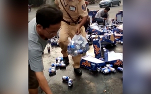 Xe tải rơi hàng loạt thùng bia và hành động bất ngờ của CSGT