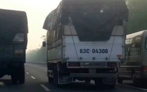 Video: Người đàn ông chặn đầu xe tải rồi đánh đu giữa cao tốc