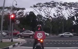 Video: Chàng shipper "bình chân như vại" khi thần chết ghé thăm