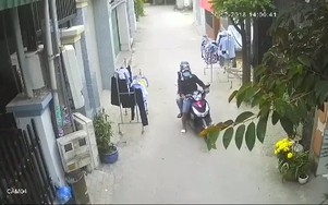 Video: Hai thanh niên lấm lét ăn trộm thứ không ai ngờ tới