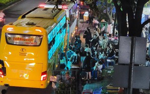 Nhà xe Thành Bưởi chiếm đường, lập điểm đón khách trong đêm