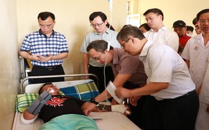 Video: Thăm hỏi, động viên các nạn nhân trong vụ lật xe ở đèo Khánh Lê