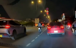 Xe máy lao vào dải phân cách ngã ra đường bị ô tô chèn qua