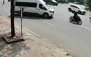 Ô tô bất ngờ đánh lái quay đầu, hất văng người đi xe máy