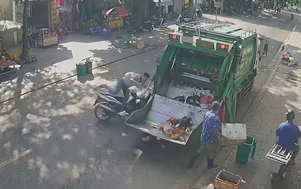 Ô tô đang dừng thu gom rác, bất ngờ xe máy tông mạnh từ phía sau