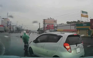 Tạt đầu xe khác giữa vòng xuyến, xe con húc ngã người đi xe máy