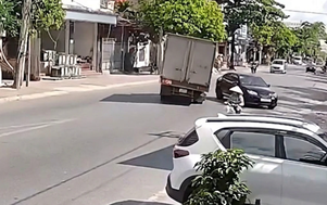 Lao như tên bắn, xe tải chao đảo suýt lật khi tránh ô tô sang đường