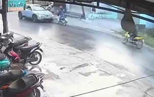 Ô tô lao sang làn ngược chiều, đâm liên tiếp hai xe máy ở Hưng Yên