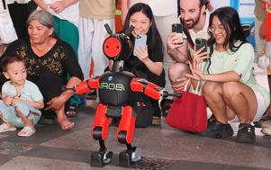 TP.HCM khai mạc không gian tăng trưởng xanh, trình diễn nhiều công nghệ robot