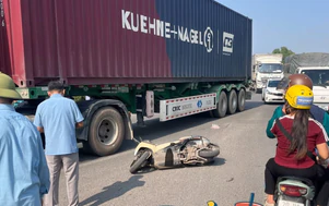 Tai nạn giao thông 28/10: Người đi xe máy tử vong sau vụ va chạm với xe container