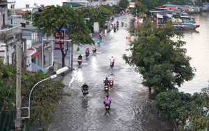 Triều cường gây ngập nhiều tuyến đường TP.HCM, người dân chật vật đi làm