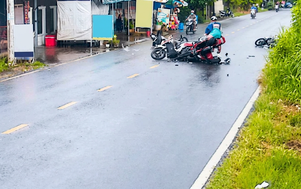 Mất lái vì mải cúi nhìn đuôi xe, người đi xe máy gây tai nạn liên hoàn