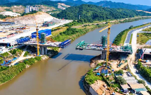 Lào Cai: Tăng tốc thi công cầu biên giới qua sông Hồng, phấn đấu hợp long cuối năm