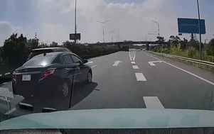 Ô tô chuyển làn ẩu, xe phía sau suýt va chạm 