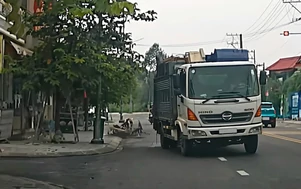 Xe chở rác húc ngã xe máy rồi bỏ đi ở TP.HCM
