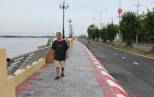 Đồng Tháp: Cận cảnh đường, kè ngăn sạt lở bến phà Hồng Ngự - Tân Châu mới thông xe