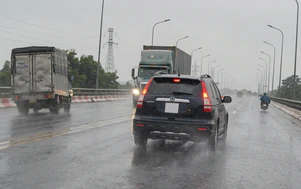 Né cú tạt đầu của xe con, xe tải suýt đâm thẳng vào container