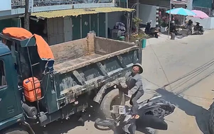 Thiếu quan sát khi qua ngã tư, xe máy va vào hông xe tải