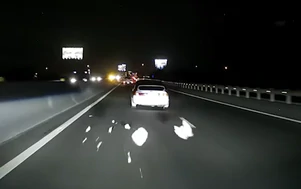 Ô tô vô tư dừng giữa đường chỉ để vứt túi rác